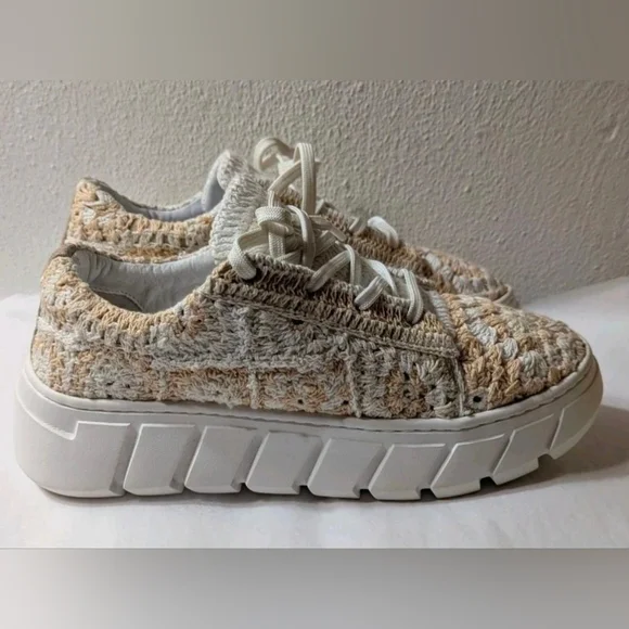 Free People Sneakers Shoes Catch Me If You Can Crochet Flower Women's Sz 7.5 NEW - Picture 7 of 12